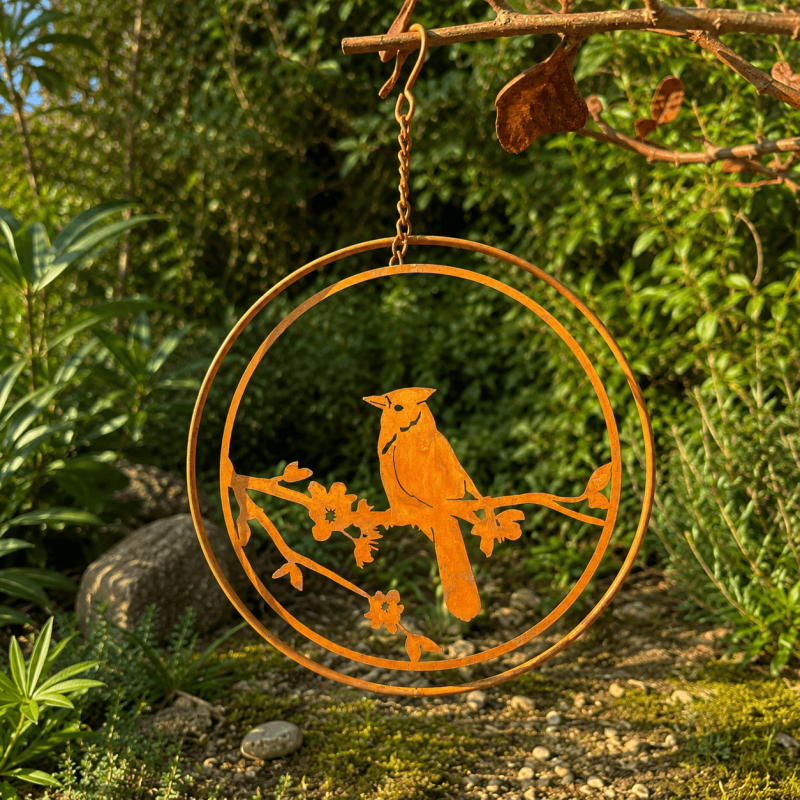 Suspension décorative oiseau sur branche en métal rouillé