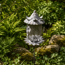 Mangeoire à oiseaux sur pic installée dans un jardin naturel