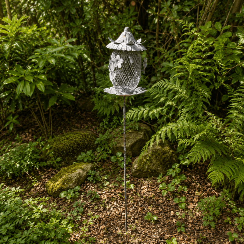 Mangeoire décorative en métal au milieu des plantations