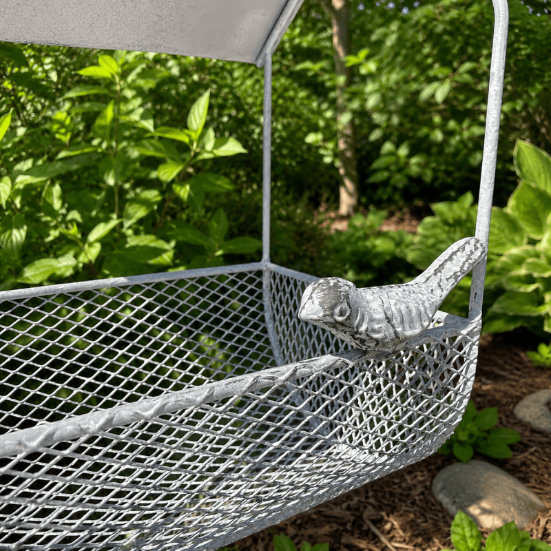 Mangeoire à oiseaux suspendue sous une branche