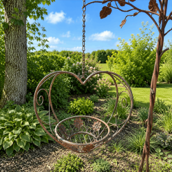 Jardinière suspendue en forme de cœur dans un jardin naturel