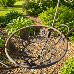 Jardinière suspendue cœur en métal patiné avec panier