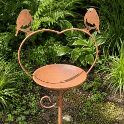 Mangeoire à oiseaux en forme de cœur sur pic en métal rouillé