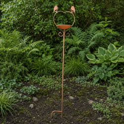 Vue de face de la mangeoire à oiseaux sur pic pour jardin