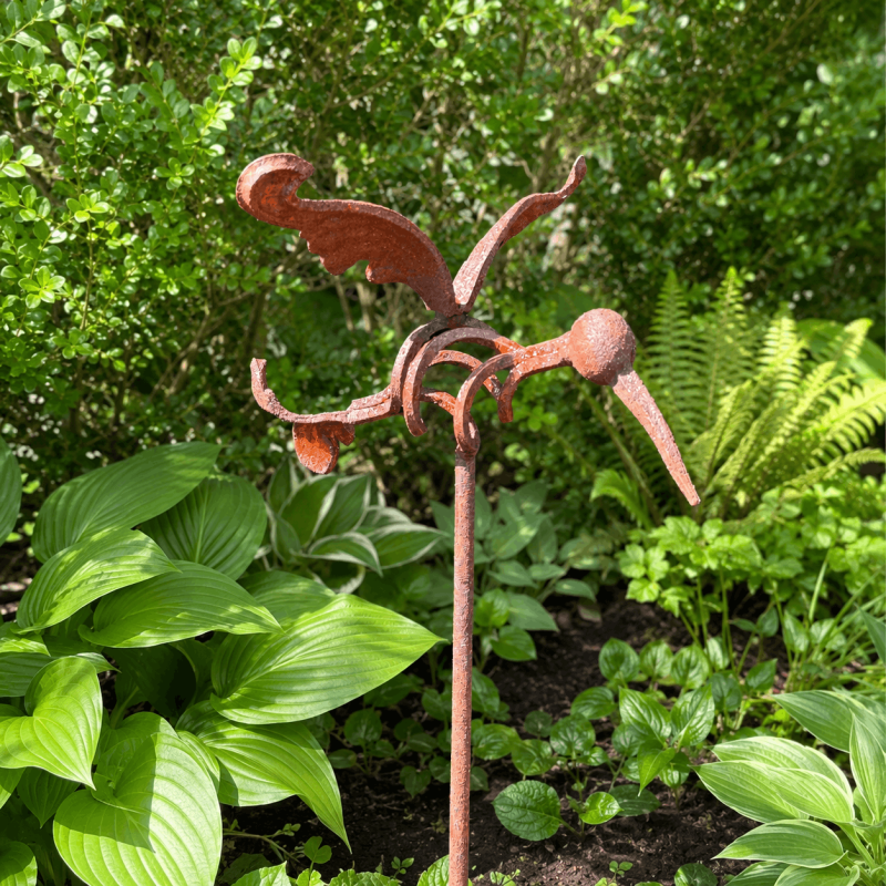 Pic décoratif oiseau en métal rouillé vu de face