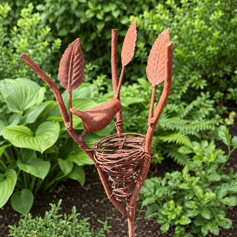 Pic décoratif oiseau et nid en métal rouillé pour jardin