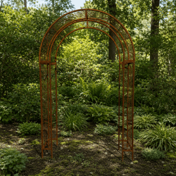Détail des volutes décoratives de l’arche de jardin en métal