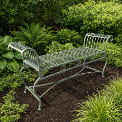 Banc de jardin sans dossier en métal patiné – Vue de trois quarts
