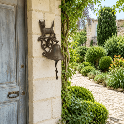 Sonnette murale motif chat sur une façade charentaise