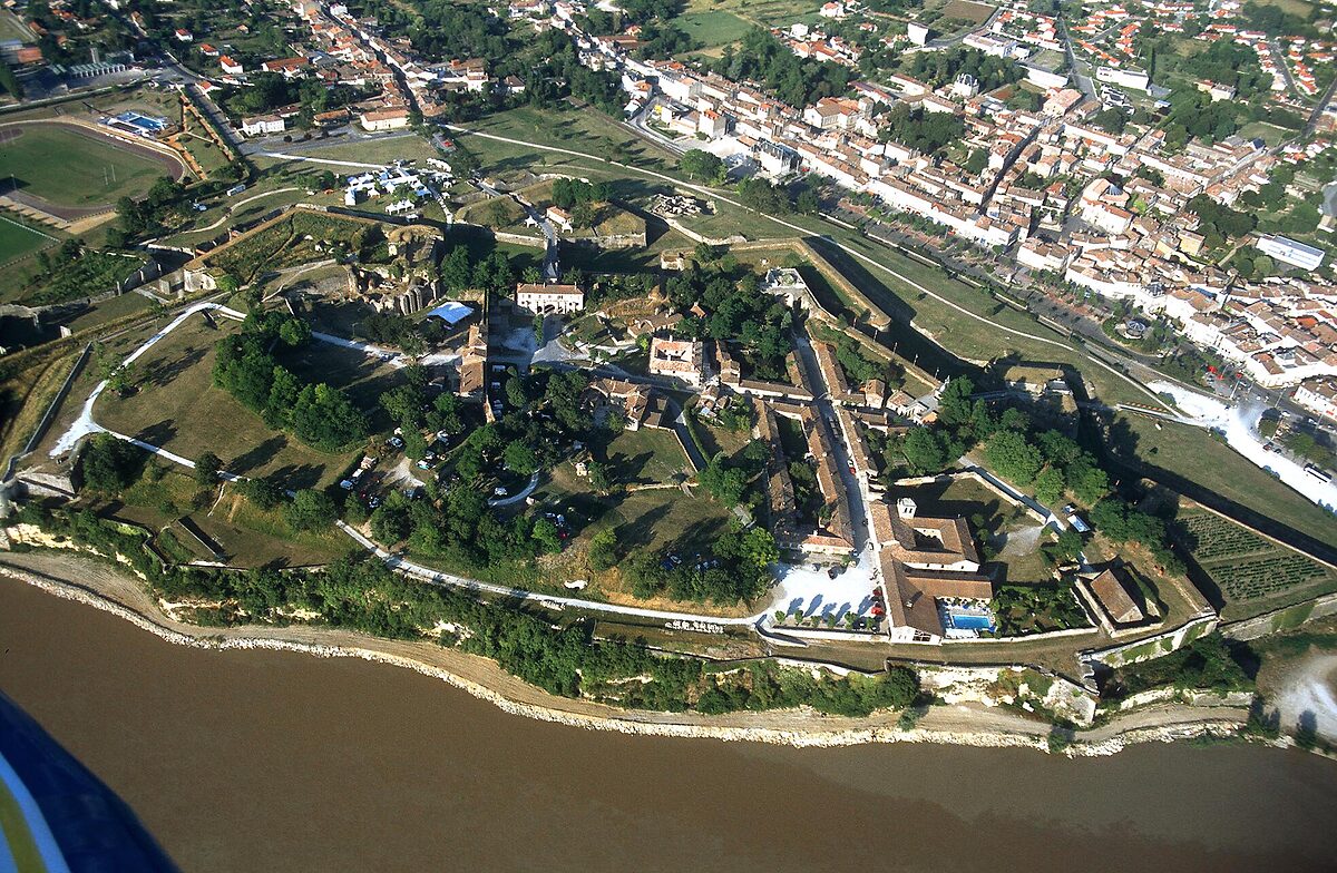 Vue aérienne de la Citadelle de Blaye et de ses fortifications Vauban au bord de la Gironde