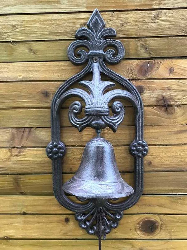 CLOCHE MURALE EN Fonte. A Décor D Une Tête De Cheval. Rétro